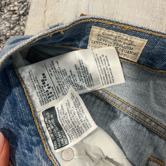 Levi’s highwaisted Light wash jean shorts. Some tips. Size 4/6. - Picture 5 of 6